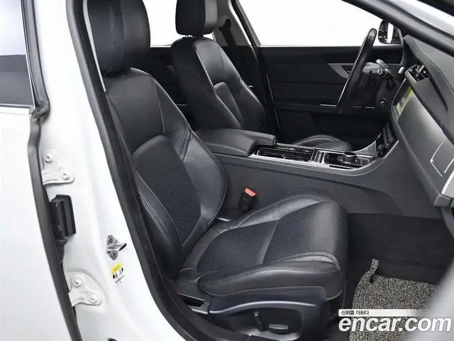 Jaguar XF 2017 2.0 автомат (гидро), миниатюра 10 Jaguar XF 2017 2.0 автомат (гидро), миниатюра 10