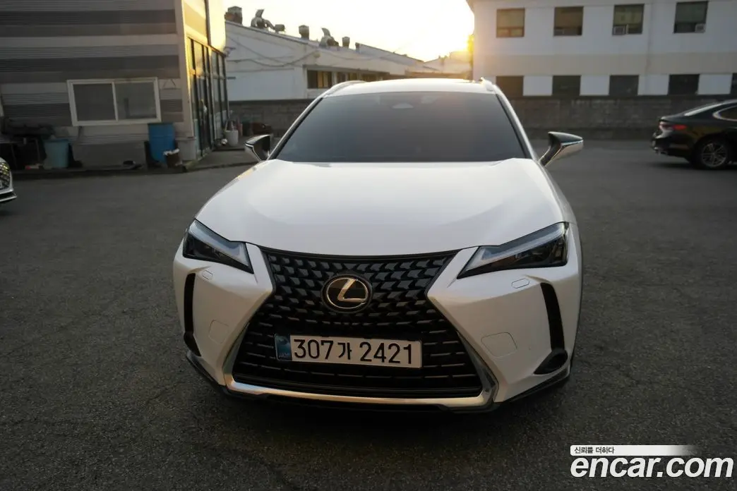 Lexus UX 2024 2.0 автомат (гидро), фото 3 Lexus UX 2024 2.0 автомат (гидро), фото 3