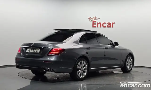 Mercedes-Benz E-Class 2017 2.0 автомат (гидро), миниатюра 1 Mercedes-Benz E-Class 2017 2.0 автомат (гидро), миниатюра 1