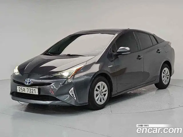 Toyota Prius 2017 1.8 автомат (гидро), миниатюра 1 Toyota Prius 2017 1.8 автомат (гидро), миниатюра 1
