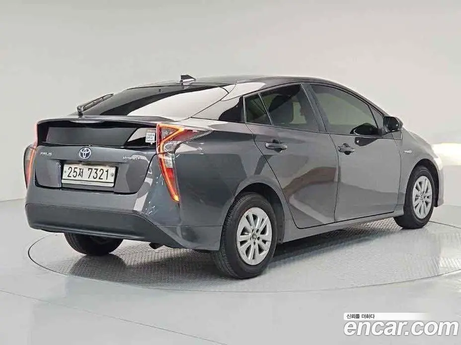 Toyota Prius 2017 1.8 автомат (гидро), фото 4 Toyota Prius 2017 1.8 автомат (гидро), фото 4