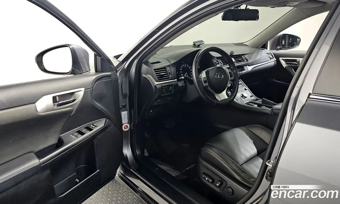 Lexus CT200h 2013 1.8 автомат (гидро), фото 10 Lexus CT200h 2013 1.8 автомат (гидро), фото 10