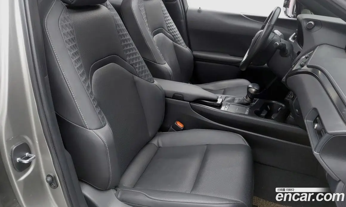 Lexus UX 2019 2.0 автомат (гидро), фото 16 Lexus UX 2019 2.0 автомат (гидро), фото 16