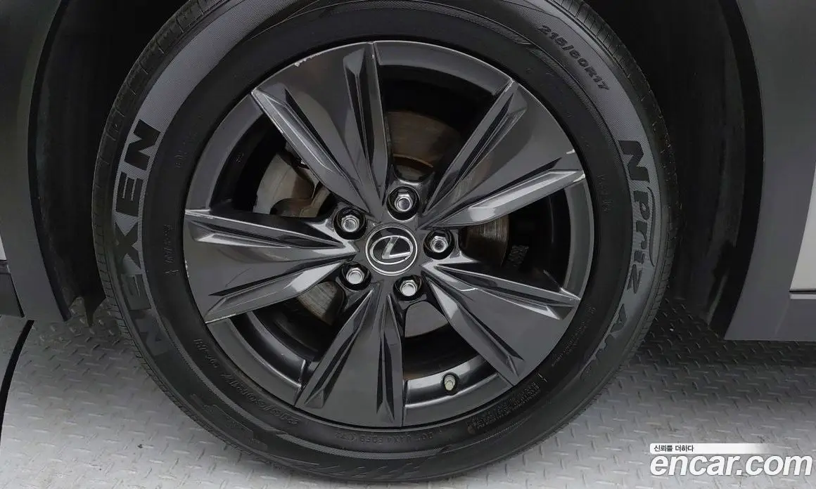 Lexus UX 2019 2.0 автомат (гидро), фото 5 Lexus UX 2019 2.0 автомат (гидро), фото 5