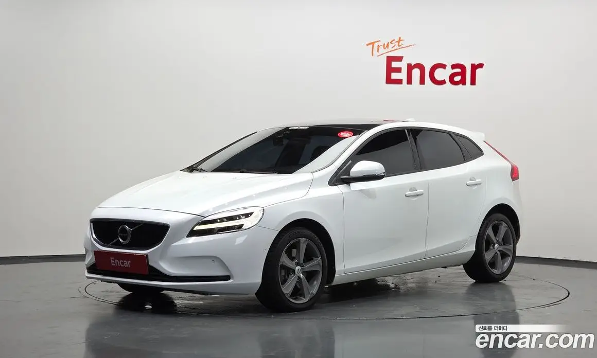 Volvo V40 2016 2.0 автомат (гидро), фото 1 Volvo V40 2016 2.0 автомат (гидро), фото 1