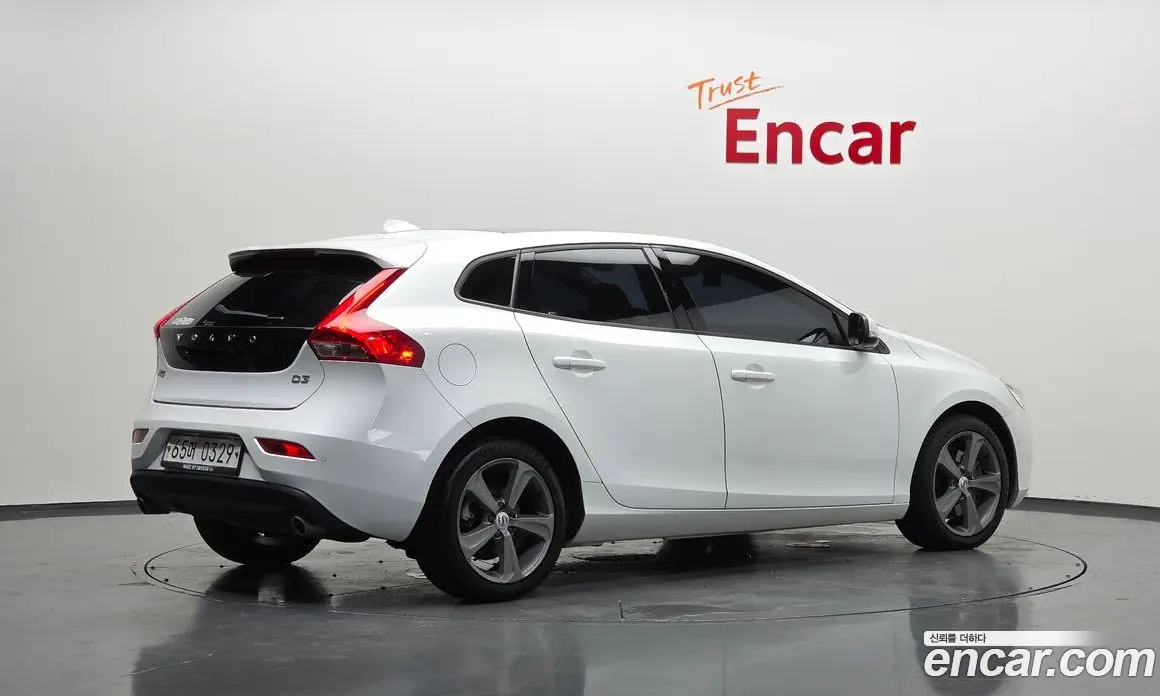 Volvo V40 2016 2.0 автомат (гидро), фото 2 Volvo V40 2016 2.0 автомат (гидро), фото 2