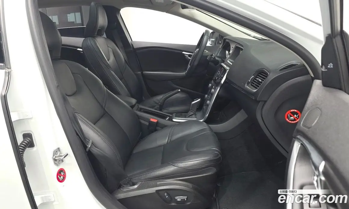 Volvo V40 2016 2.0 автомат (гидро), фото 11 Volvo V40 2016 2.0 автомат (гидро), фото 11