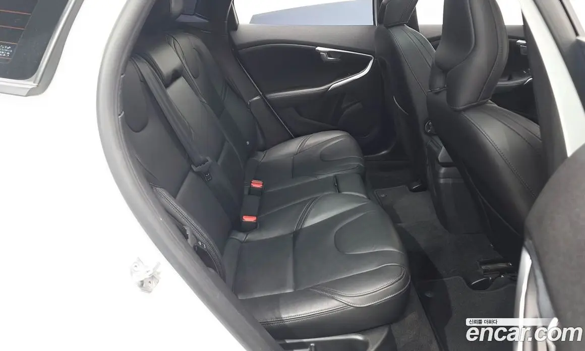 Volvo V40 2016 2.0 автомат (гидро), фото 12 Volvo V40 2016 2.0 автомат (гидро), фото 12