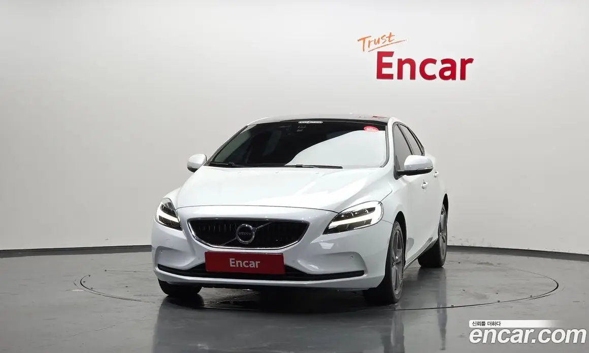 Volvo V40 2016 2.0 автомат (гидро), фото 3 Volvo V40 2016 2.0 автомат (гидро), фото 3