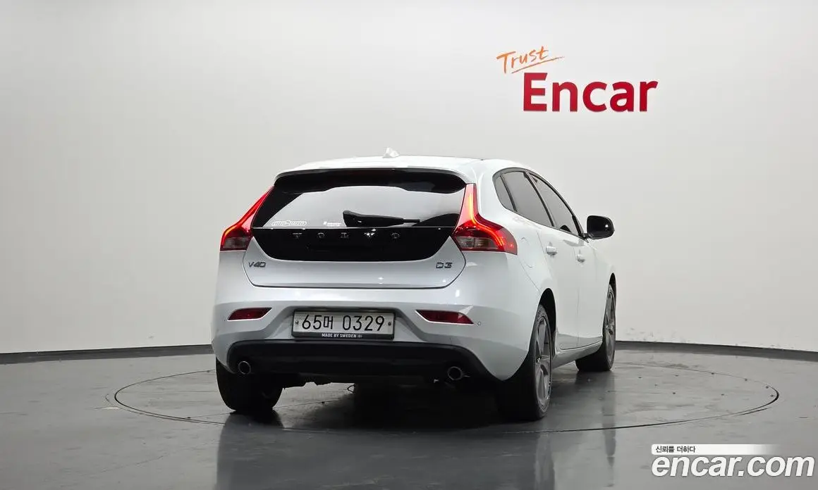 Volvo V40 2016 2.0 автомат (гидро), фото 4 Volvo V40 2016 2.0 автомат (гидро), фото 4