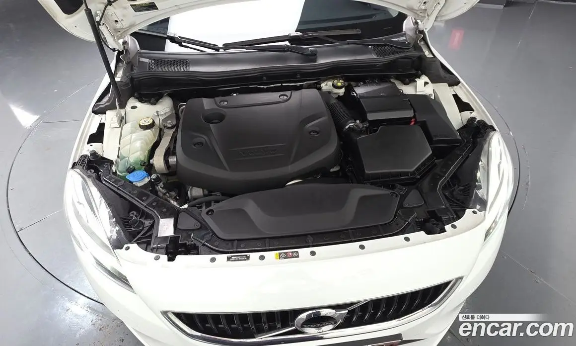 Volvo V40 2016 2.0 автомат (гидро), фото 6 Volvo V40 2016 2.0 автомат (гидро), фото 6