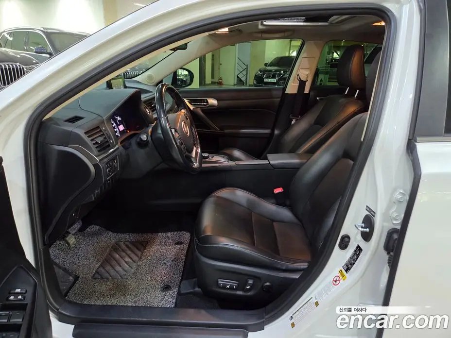 Lexus CT200h 2015 1.8 автомат (гидро), фото 6 Lexus CT200h 2015 1.8 автомат (гидро), фото 6