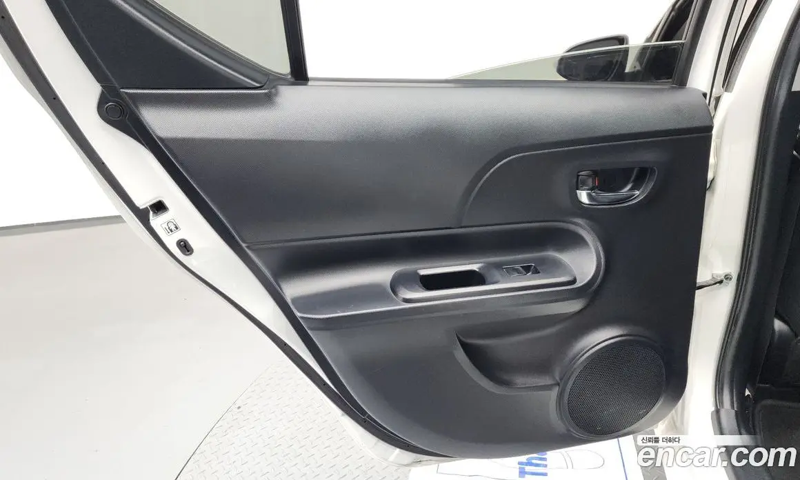 Toyota Prius 2018 1.5 автомат (гидро), фото 15 Toyota Prius 2018 1.5 автомат (гидро), фото 15