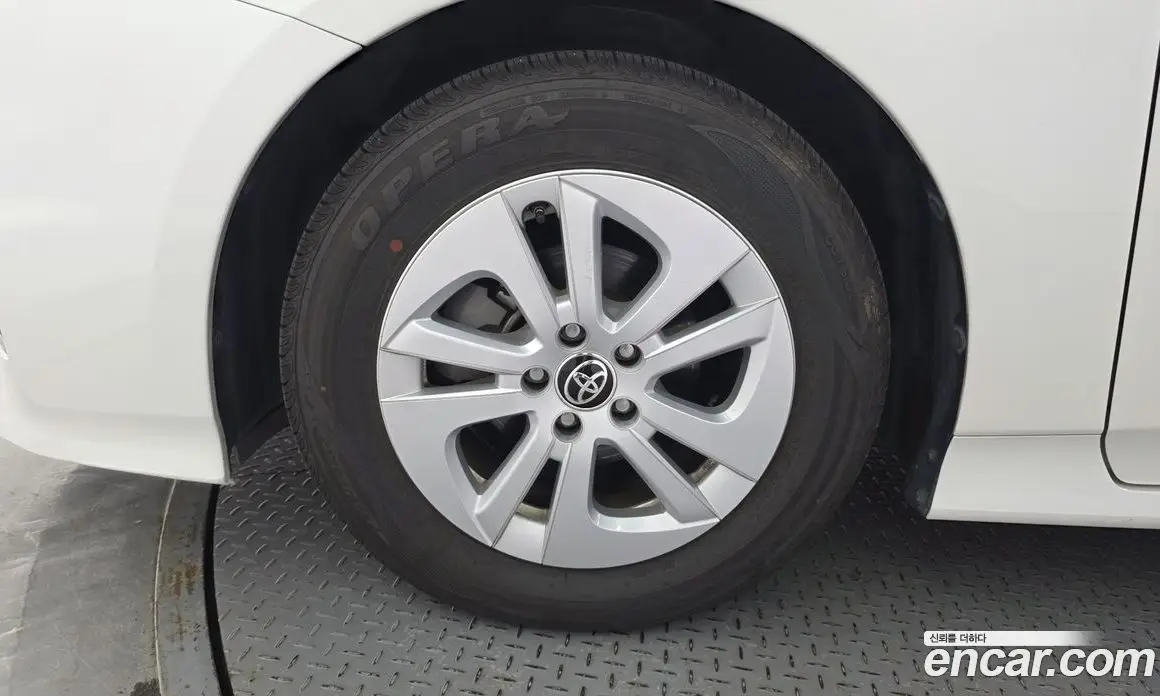 Toyota Prius 2018 1.8 автомат (гидро), фото 5