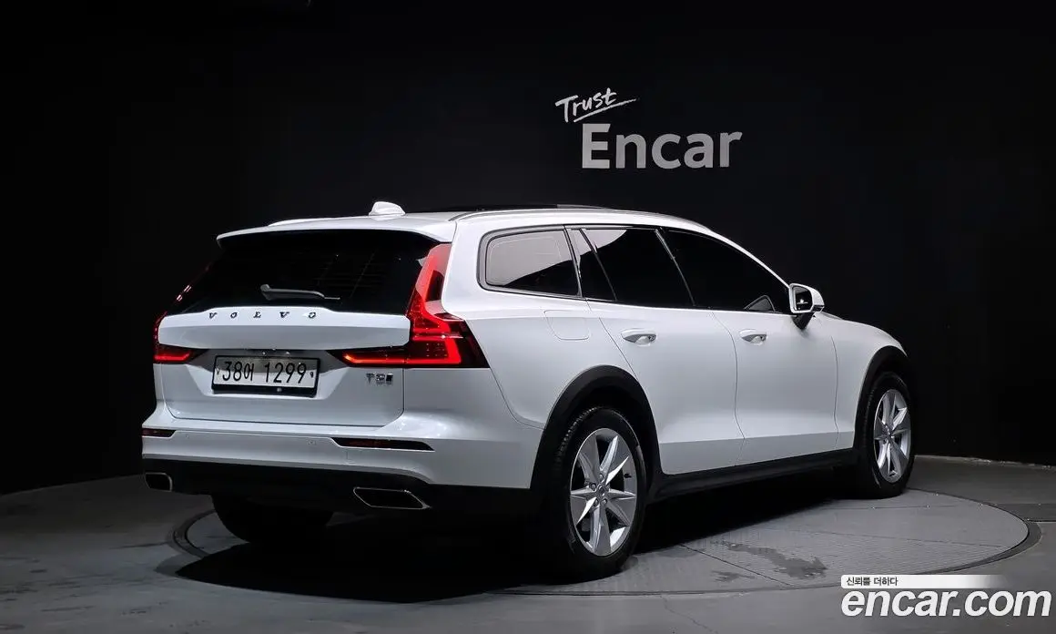 Volvo V60 2019 2.0 автомат (гидро), фото 2 Volvo V60 2019 2.0 автомат (гидро), фото 2