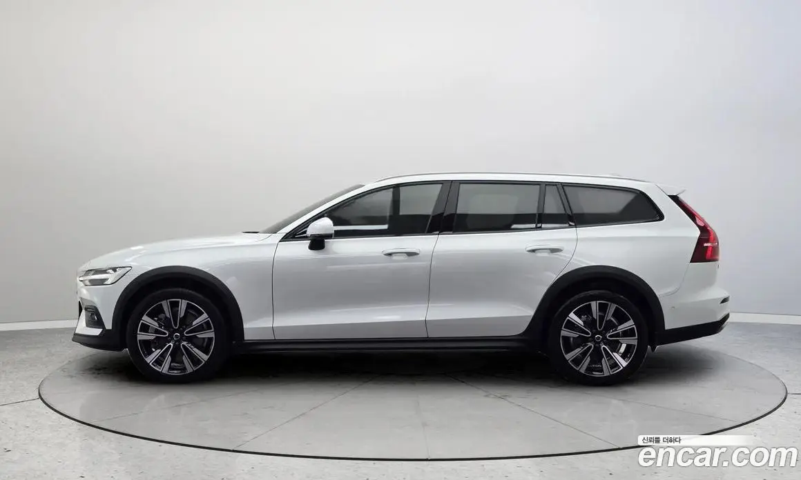 Volvo V60 2024 2.0 автомат (гидро), фото 3 Volvo V60 2024 2.0 автомат (гидро), фото 3