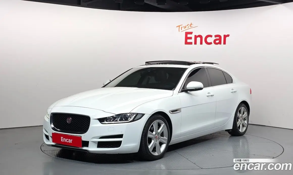 Jaguar XE 2015 2.0 автомат (гидро), фото 1 Jaguar XE 2015 2.0 автомат (гидро), фото 1