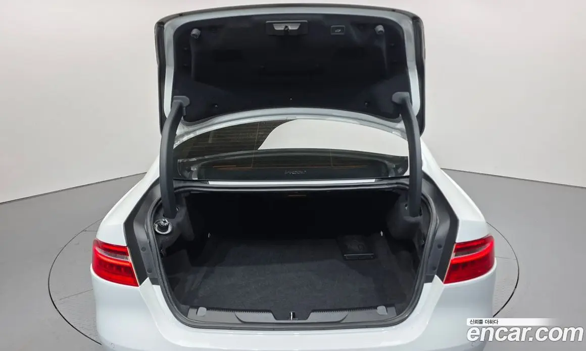Jaguar XE 2015 2.0 автомат (гидро), фото 20 Jaguar XE 2015 2.0 автомат (гидро), фото 20