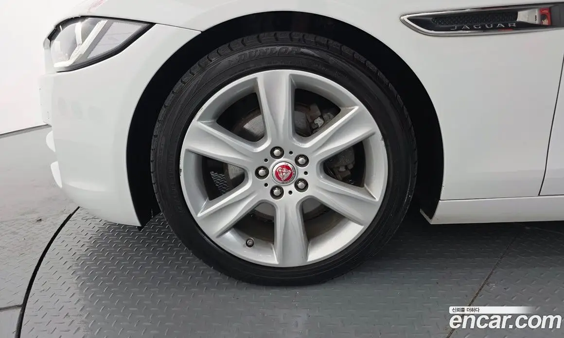 Jaguar XE 2015 2.0 автомат (гидро), фото 5 Jaguar XE 2015 2.0 автомат (гидро), фото 5