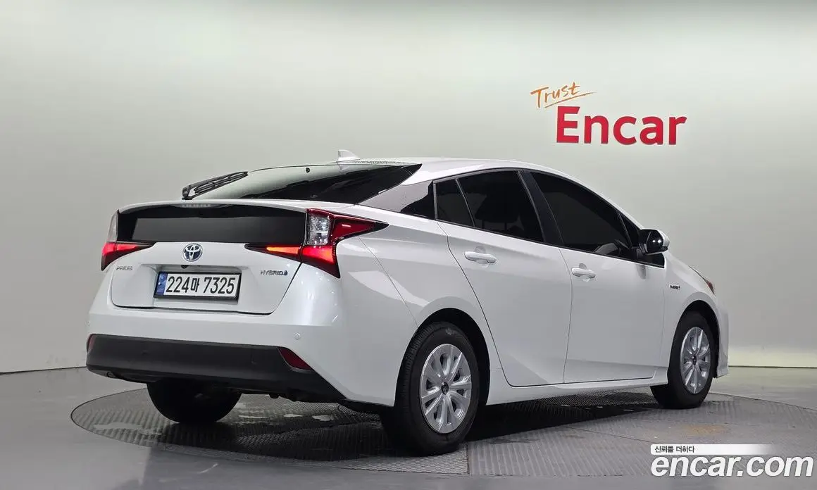 Toyota Prius 2022 1.8 автомат (гидро), фото 2 Toyota Prius 2022 1.8 автомат (гидро), фото 2