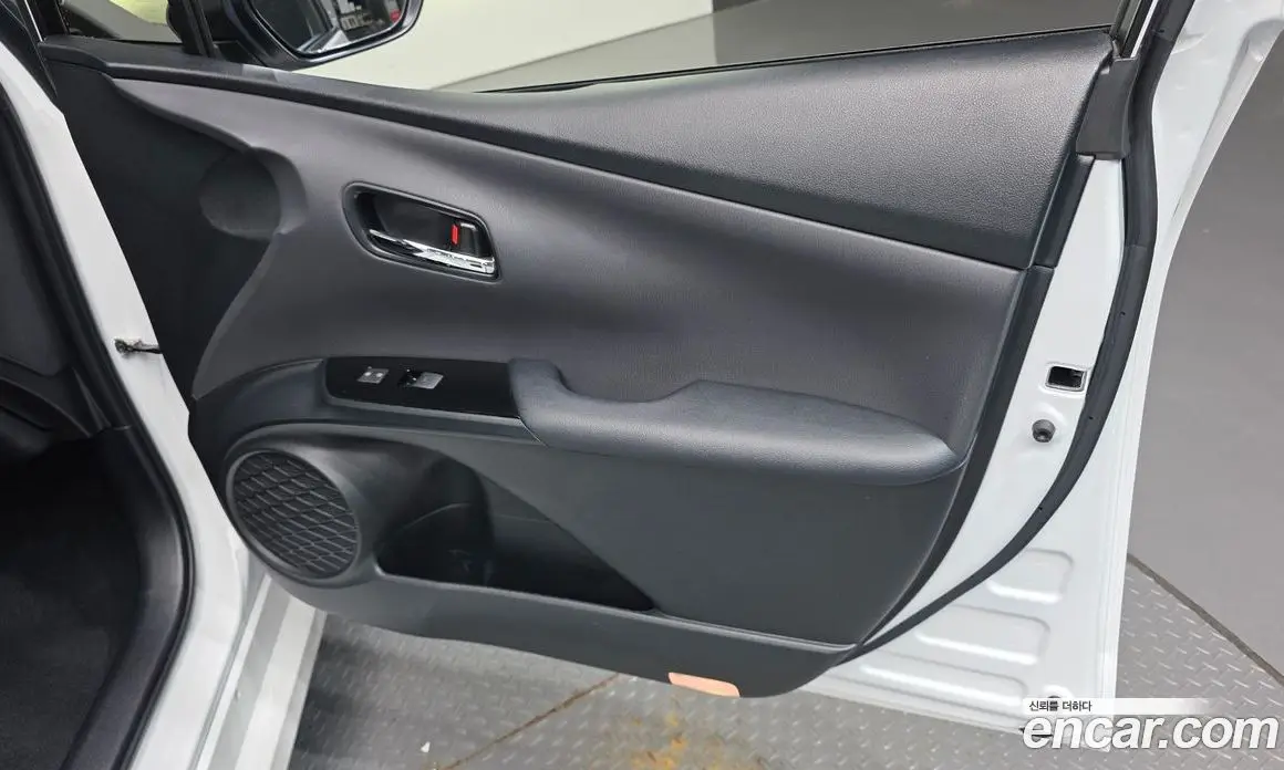 Toyota Prius 2022 1.8 автомат (гидро), фото 15 Toyota Prius 2022 1.8 автомат (гидро), фото 15