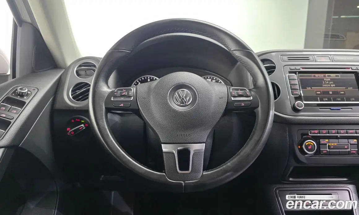 Volkswagen Tiguan 2015 2.0 автомат (гидро), фото 13 Volkswagen Tiguan 2015 2.0 автомат (гидро), фото 13