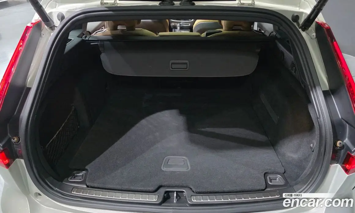 Volvo V60 2019 2.0 автомат (гидро), фото 31 Volvo V60 2019 2.0 автомат (гидро), фото 31