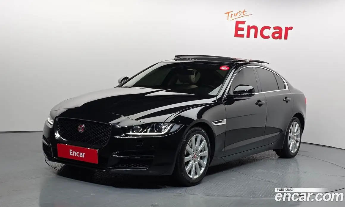 Jaguar XE 2016 2.0 автомат (гидро), фото 1 Jaguar XE 2016 2.0 автомат (гидро), фото 1