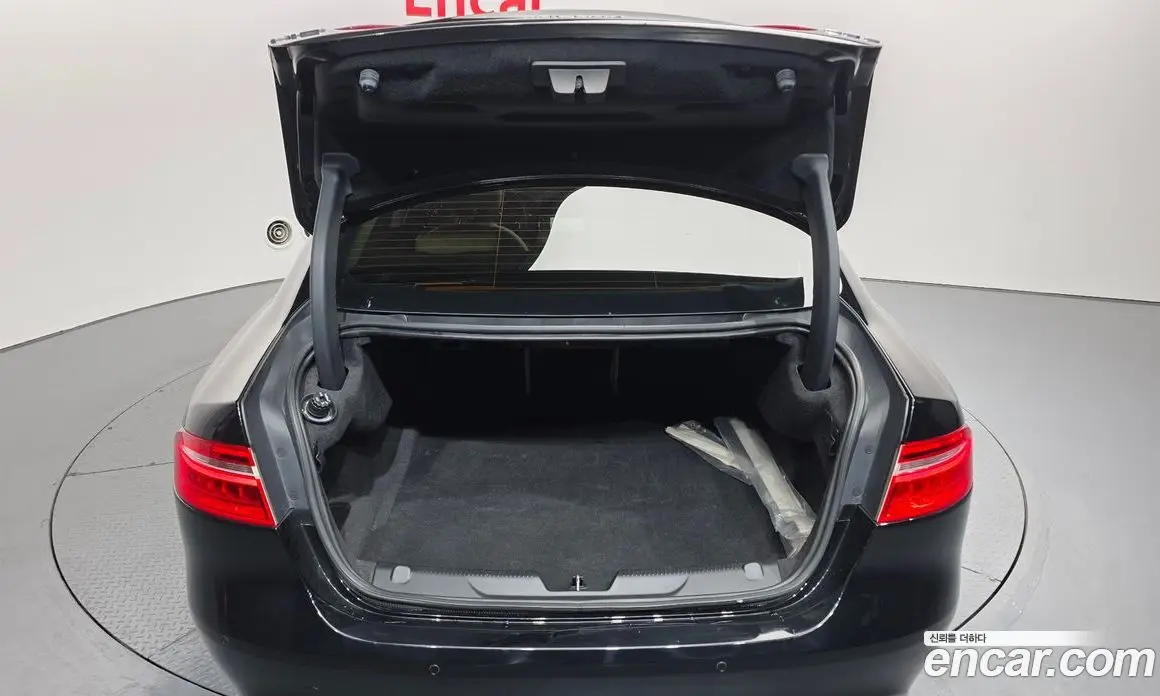 Jaguar XE 2016 2.0 автомат (гидро), фото 20 Jaguar XE 2016 2.0 автомат (гидро), фото 20
