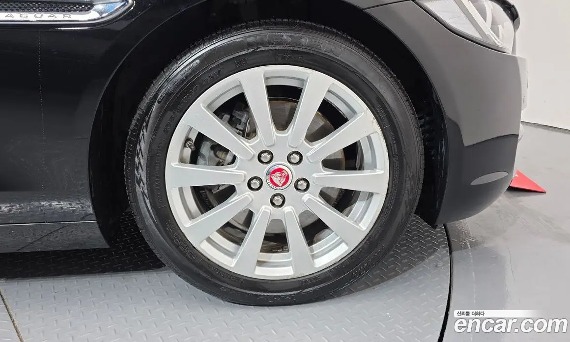 Jaguar XE 2016 2.0 автомат (гидро), фото 5 Jaguar XE 2016 2.0 автомат (гидро), фото 5