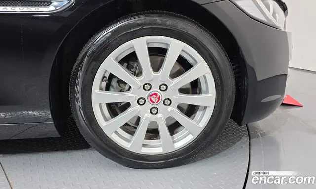 Jaguar XE 2016 2.0 автомат (гидро), миниатюра 5 Jaguar XE 2016 2.0 автомат (гидро), миниатюра 5