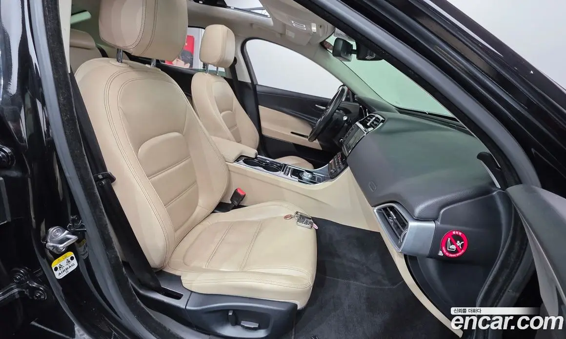 Jaguar XE 2016 2.0 автомат (гидро), фото 10 Jaguar XE 2016 2.0 автомат (гидро), фото 10