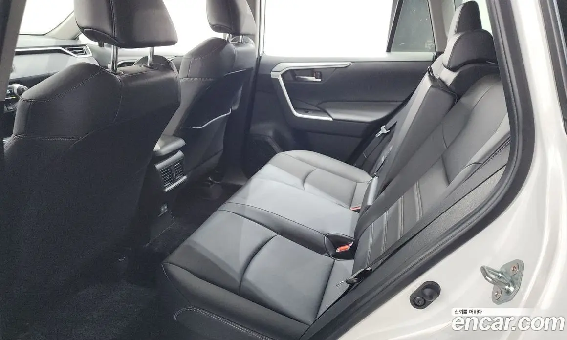 Toyota RAV4 2024 2.5 автомат (гидро), фото 26 Toyota RAV4 2024 2.5 автомат (гидро), фото 26