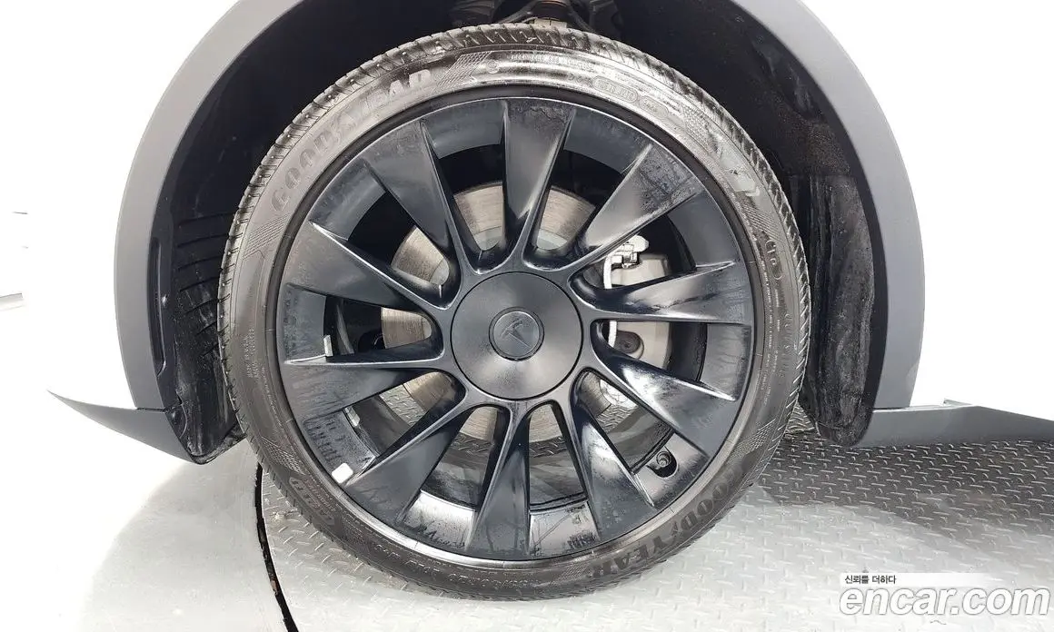 Tesla Model Y 2024 0.2 автомат (гидро), фото 5