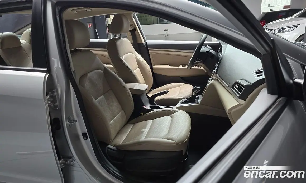 Hyundai Avante 2018 1.6 автомат (гидро), фото 12