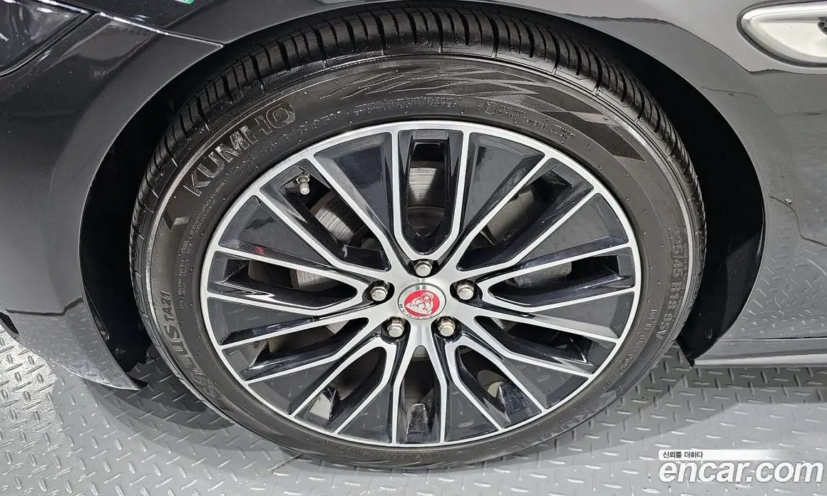 Jaguar XE 2020 2.0 автомат (гидро), фото 7 Jaguar XE 2020 2.0 автомат (гидро), фото 7