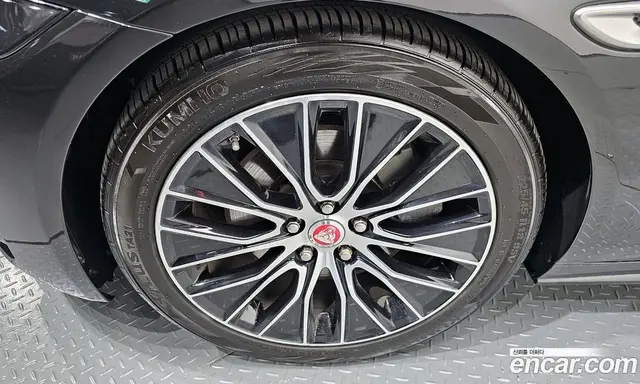 Jaguar XE 2020 2.0 автомат (гидро), миниатюра 7 Jaguar XE 2020 2.0 автомат (гидро), миниатюра 7
