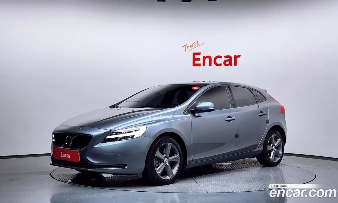 Volvo V40 2017 2.0 автомат (гидро), фото 1 Volvo V40 2017 2.0 автомат (гидро), фото 1
