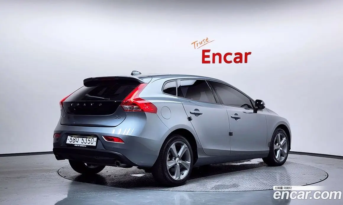 Volvo V40 2017 2.0 автомат (гидро), фото 2 Volvo V40 2017 2.0 автомат (гидро), фото 2