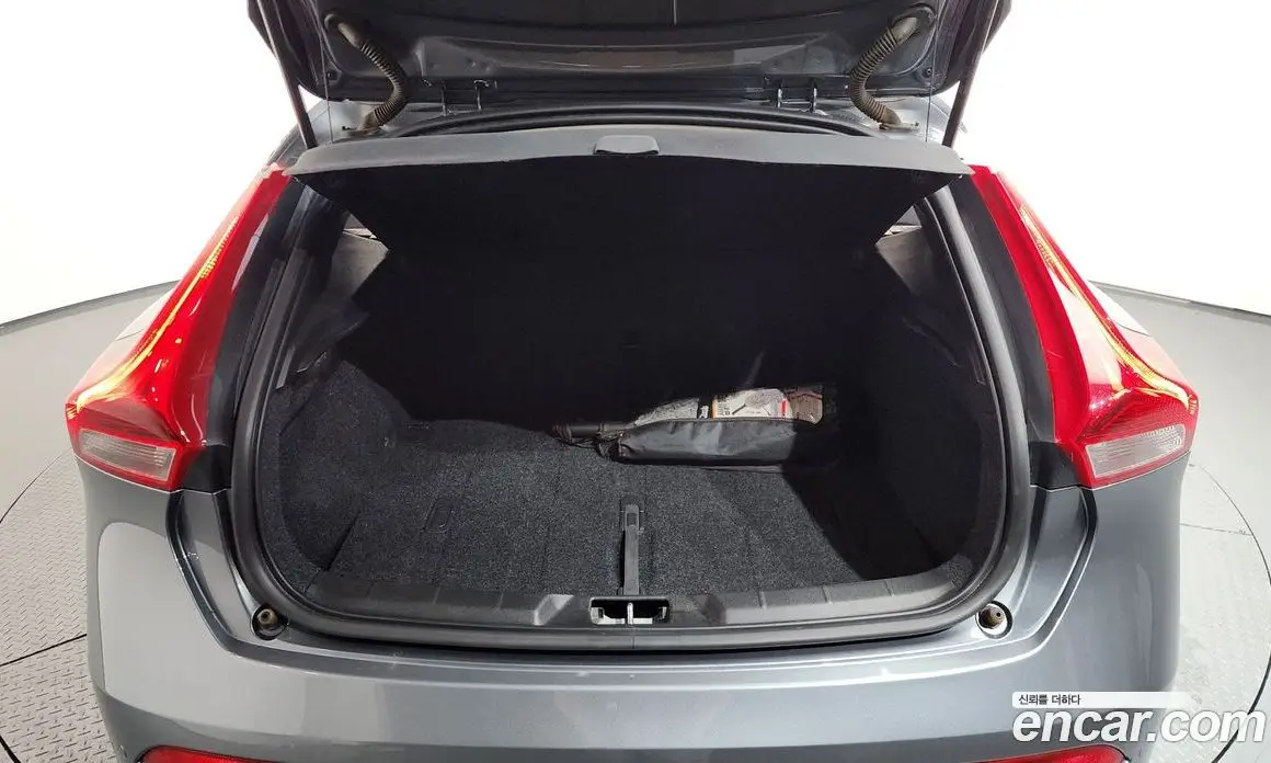 Volvo V40 2017 2.0 автомат (гидро), фото 20 Volvo V40 2017 2.0 автомат (гидро), фото 20