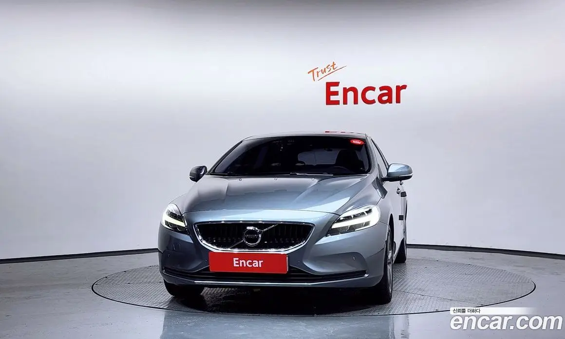 Volvo V40 2017 2.0 автомат (гидро), фото 3 Volvo V40 2017 2.0 автомат (гидро), фото 3