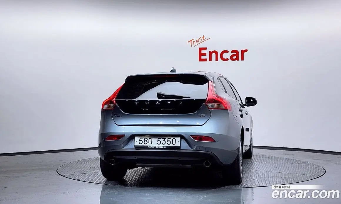 Volvo V40 2017 2.0 автомат (гидро), фото 4 Volvo V40 2017 2.0 автомат (гидро), фото 4