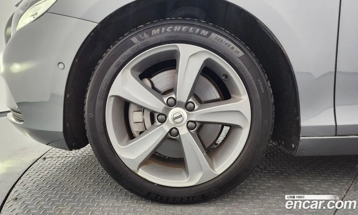 Volvo V40 2017 2.0 автомат (гидро), фото 5 Volvo V40 2017 2.0 автомат (гидро), фото 5