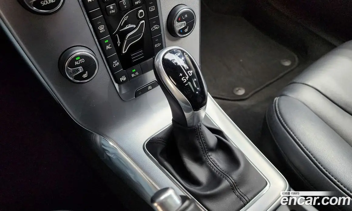 Volvo V40 2017 2.0 автомат (гидро), фото 9 Volvo V40 2017 2.0 автомат (гидро), фото 9