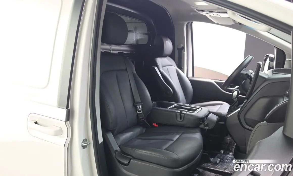 Hyundai Staria 2023 2.2 автомат (гидро), фото 17