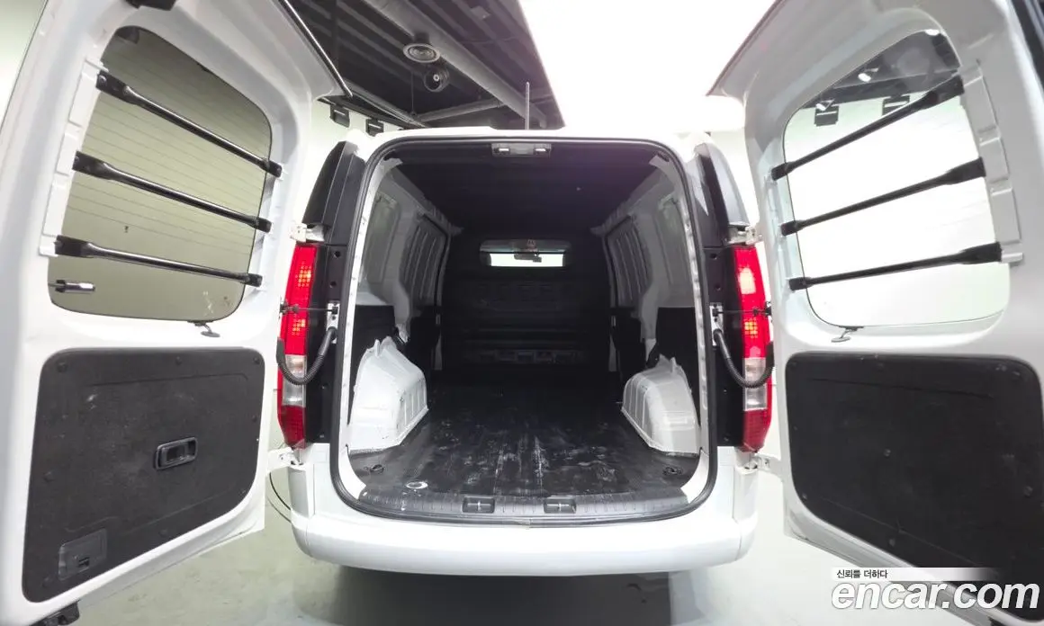 Hyundai Staria 2023 2.2 автомат (гидро), фото 24