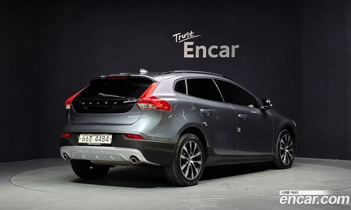 Volvo V40 2019 2.0 автомат (гидро), фото 2 Volvo V40 2019 2.0 автомат (гидро), фото 2
