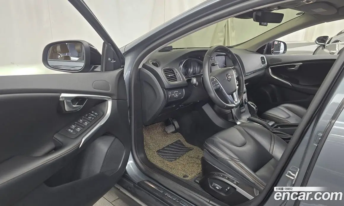 Volvo V40 2019 2.0 автомат (гидро), фото 13 Volvo V40 2019 2.0 автомат (гидро), фото 13