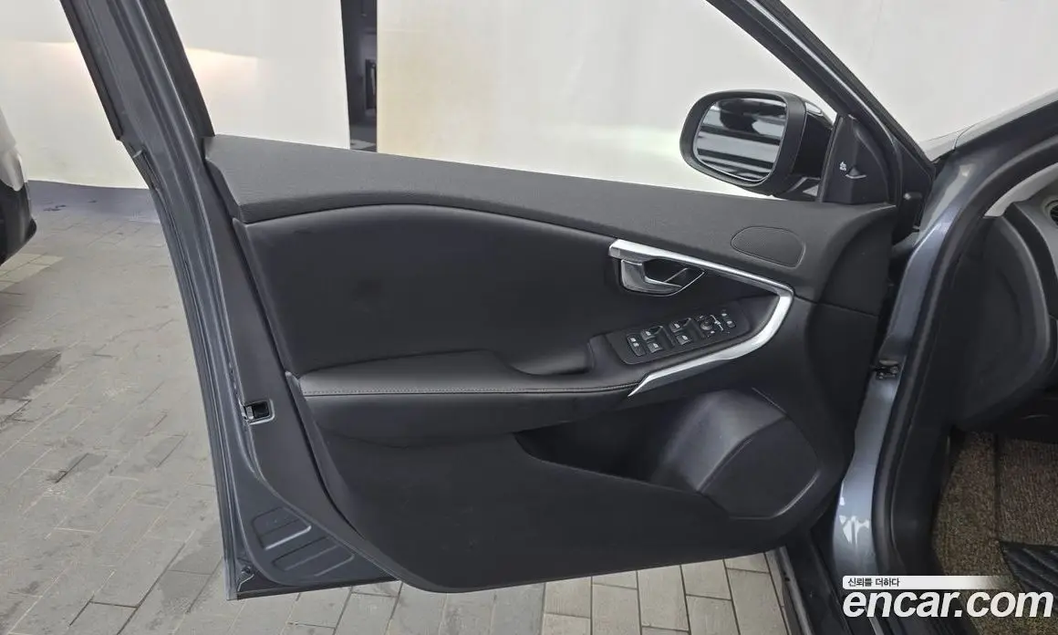 Volvo V40 2019 2.0 автомат (гидро), фото 14 Volvo V40 2019 2.0 автомат (гидро), фото 14