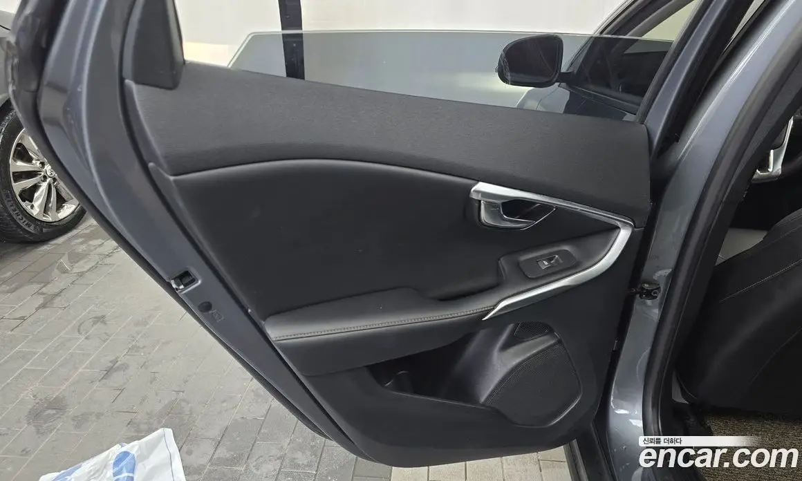 Volvo V40 2019 2.0 автомат (гидро), фото 15 Volvo V40 2019 2.0 автомат (гидро), фото 15